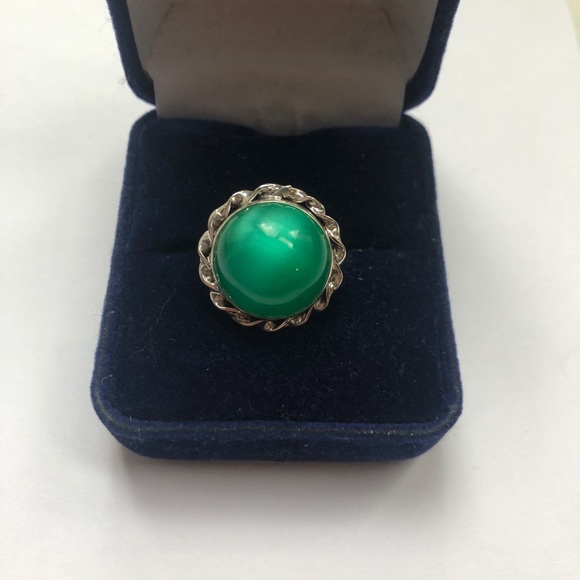 Green Stone Vintage Ring - Picture 1 of 7